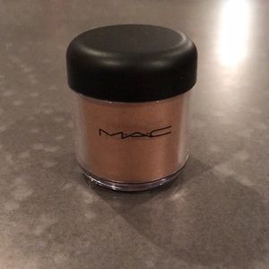 🆕 MAC pigment in “blonde’s gold”